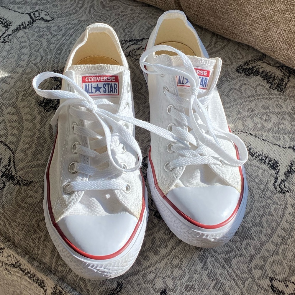 White Converse (universal) men size 7/women size 9